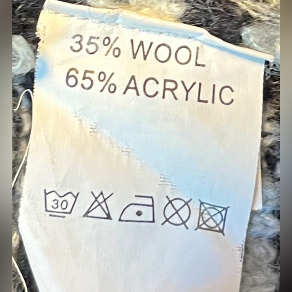 Bisou Deve Sweater - Picture 7 of 7